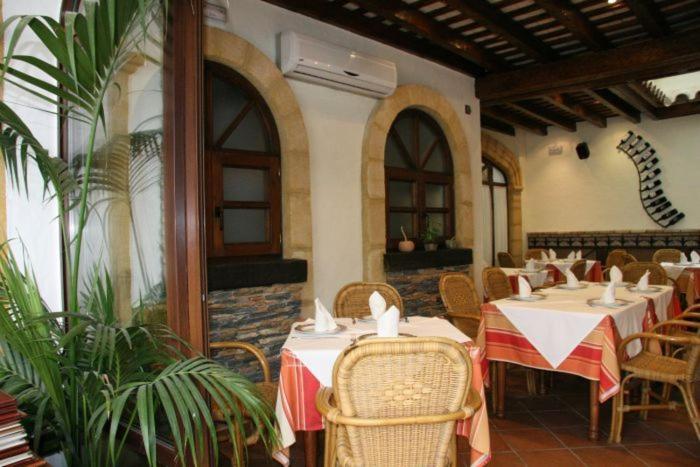 Hostal Torre De Guzman コニル・デ・ラ・フロンテラ エクステリア 写真